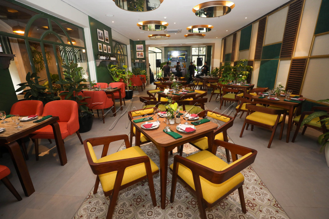Resto ini berlokasi di dalam kawasan elit The Bellezza Permata Hijau, Jakarta.