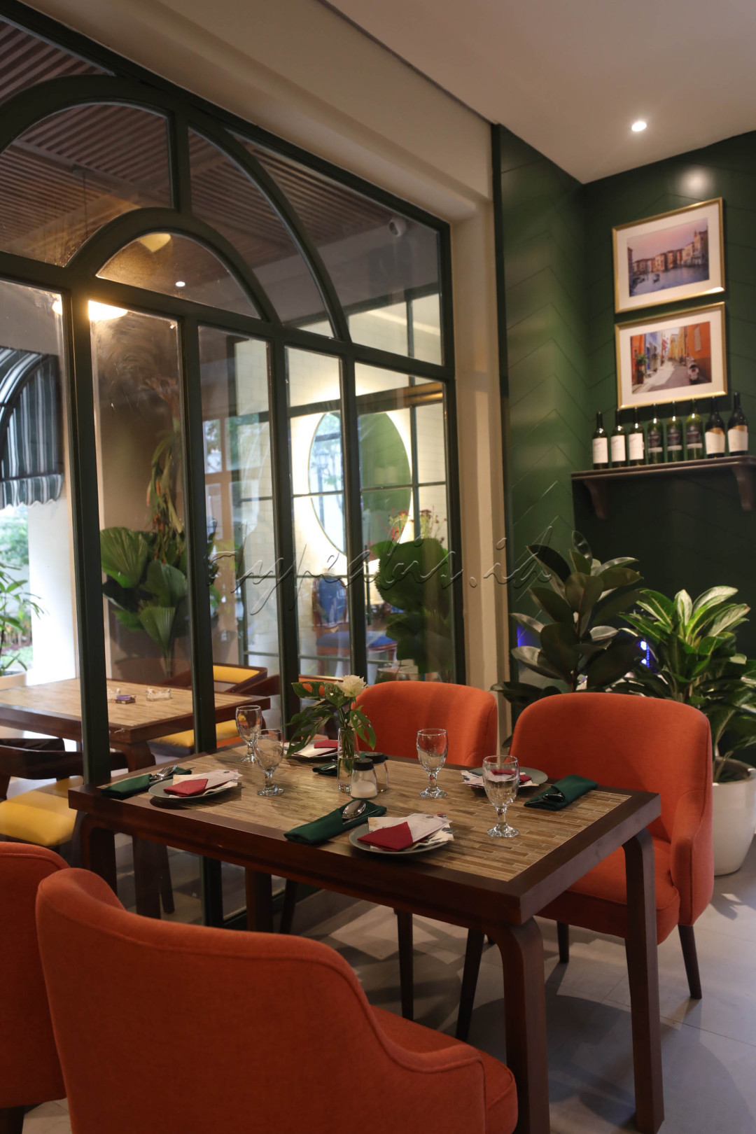 Sebagai restoran otentik Italia, De Margo yang memiliki kapasitas 80 pengunjung (indoor &amp; outdoor) tersebut menawarkan konsep Casual Dinning &amp; Family Resto.