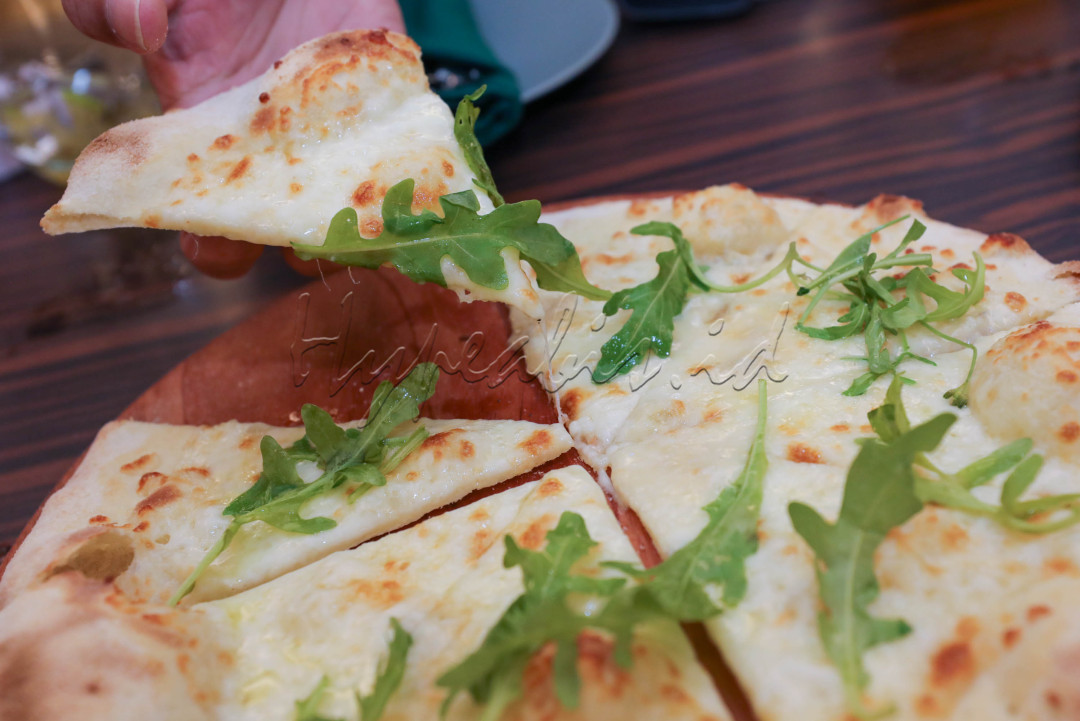 Tersedia beragam menu premium, mulai dari classic pizza, antipasti, stuzzichini, secondi serta aneka pasta buatan sendiri.&nbsp;