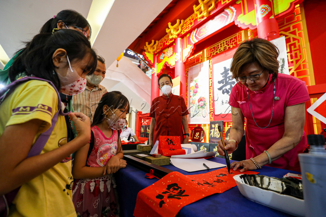 Hal inilah yang membedakan Kaligrafi China dengan kaligrafi lainnya, dimana Kaligrafi China pada umumnya mengandung makna filosofis yang lebih dalam lagi selain memiliki nilai seni dan keindahan. Isi Kaligrafi China bisa berupa pantun, puisi, kata-kata mutiara, nama tempat, nama orang, cerita, dan lainnya.
<div>&nbsp;</div>