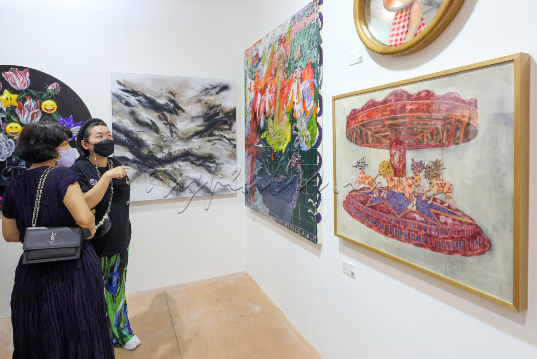 Pengunjung melihat karya &ndash; karya di pameran Art Jakarta Gardens 2023. Pameran seni rupa ini digelar untuk yang kedua kalinya di Hutan Kota by Plataran, Jakarta.