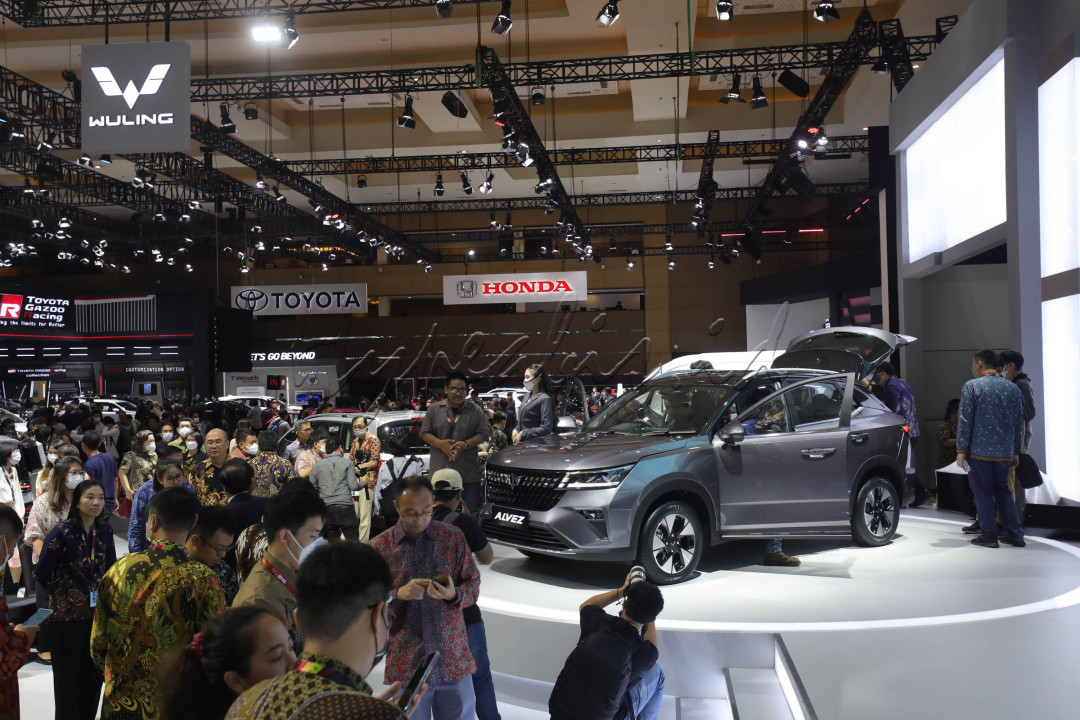 Wuling Motors (Wuling) telah melakukan banyak inovasi sehingga bisa menghasilkan lini produk kompak Sport Utility Vehicle (SUV) terbaru mereka yaitu Wuling Alvez dengan banderol yang tergolong murah yakni berada di kisaran Rp209 juta hingga Rp295 di kelas yang tergolong ramai dan mapan oleh pemain lama.&nbsp;
<div>Wuling Alvez menggunakan model warna dynamic dual-tone colour dengan seluruh atapnya berwarna hitam. Selain itu, kesan mewah dan sporty juga ditampilkan oleh penggunaan LED yang ditambahkan daytime running light (DRL) di depannya. Teknologi LED ini akan ditemui pada semua bagian pencahayaan mobil.</div>

<div>Keunggulan lainnya pada mobil ini, ada pada interiornya. Pada Wuling Alvez telah dibenamkan fitur mewah berupa panoramic sunroof di bagian atap, jok yang bisa digunakan mengangkut 5 penumpang dengan material premium dan bagasi luas.</div>

<div>&nbsp;</div>