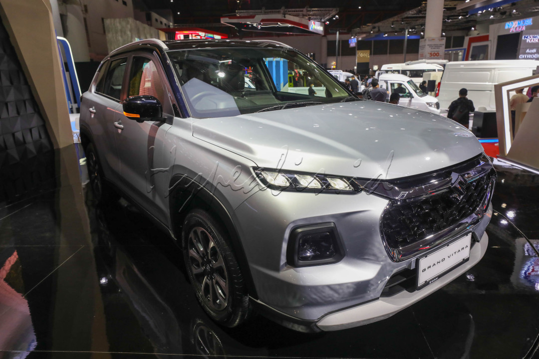 <div>Suzuki Grand Vitara resmi diperkenalkan di pameran IIMS 2023. Spesifikasi dan varian SUV gagah ini sudah diumumkan. Namun untuk informasi harga resminya masih disimpan.</div>

<div>Dari segi mesin, Grand Vitara dibekali jantung pacu 1.500 cc K15C Dual Jet SHVS (Smart Hybrid Vehicle by Suzuki). Mesin tersebut bisa menghasilkan tenaga sebesar 103,06 PS/6.000 rpm dan torsi sebesar 136,8 Nm/4.400 rpm disalurkan melalui 6-speed Automatic Transmission yang juga dilengkapi dengan paddle shift di balik lingkar kemudi.</div>

<div>&nbsp;</div>