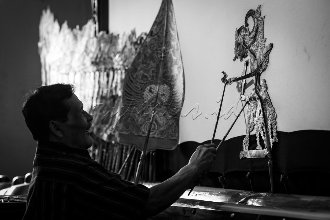 Pesona seorang dalang sebagai sosok sentral yang berperan sebagai penggerak wayang membuat Indonesia merasa bangga, karena UNESCO telah menetapkan pertunjukan wayang kulit sebagai karya kebudayaan yang mengagumkan di bidang cerita narasi dan warisan budaya yang indah dan berharga sejak 7 November 2003.