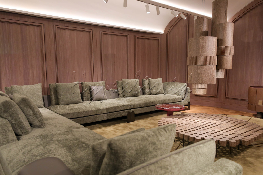 Koleksi terbaru tersebut merupakan hasil kolaborasi dengan desainer furnitur asal Italia, yakni Sebastiano Zilio.&nbsp;