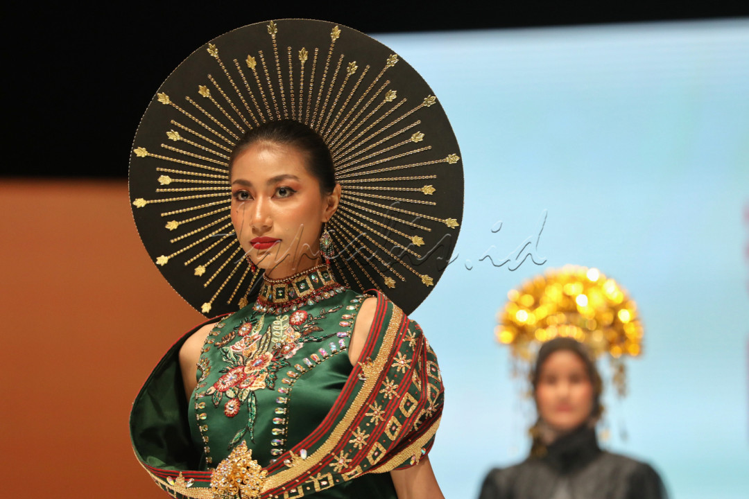 Gelaran fesyen terbesar di Indonesia yakni&nbsp;Indonesia Fashion Week (IFW)&nbsp;hadir kembali setelah vakum 2 tahun akibat pandemi Covid-19. <!--/data/user/0/com.samsung.android.app.notes/files/clipdata/clipdata_bodytext_230222_194022_612.sdocx-->