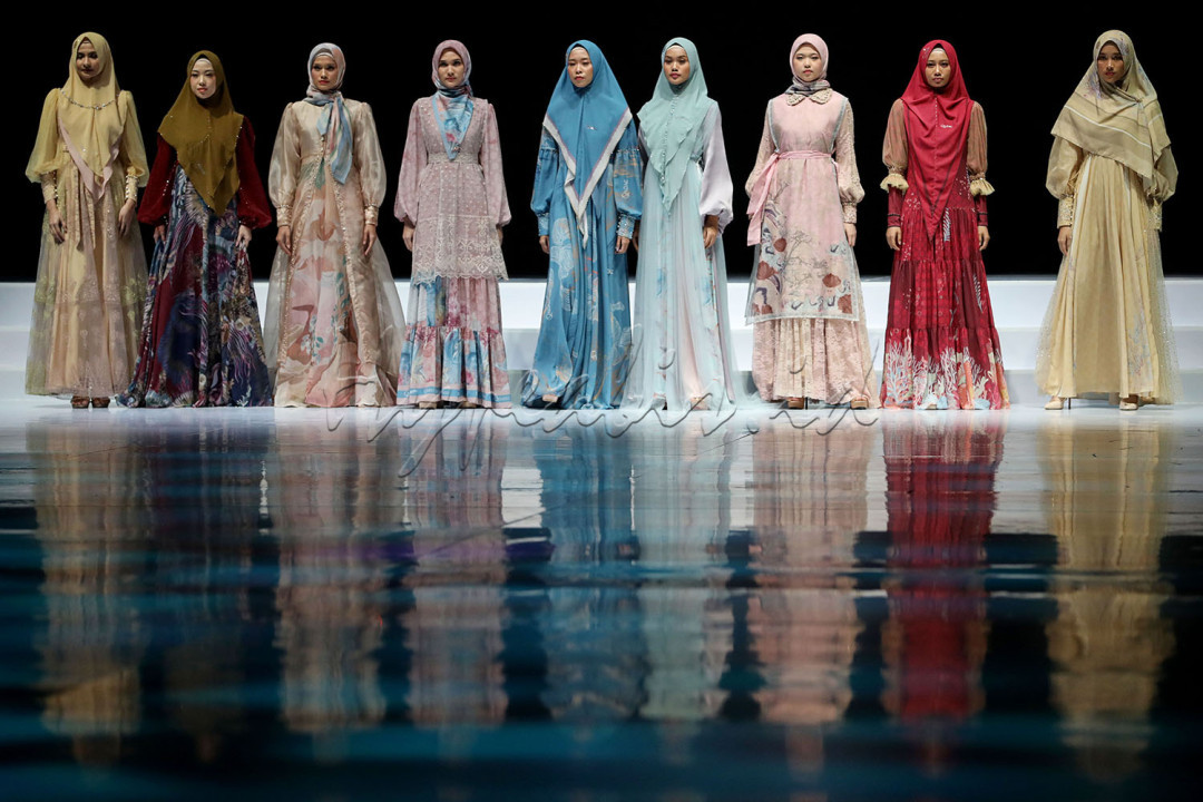 Model memperagakan busana dalam show Modesty In Diversity saat berlangsungnya Indonesia Fashion Week (IFW) 2023 di Jakarta Convention Center, Jakarta.&nbsp;
