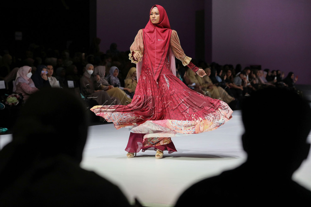 Indonesia Fashion Week (IFW) 2023 hadir kembali dengan membawakan tema Sagara dari Timur. Setelah vakum dua tahun akibat pandemi, ajang mode terbesar se-Indonesia ini akan digelar mulai 22 sampai 26 Februari di Jakarta Convention Center (JCC), Jakarta Pusat.&nbsp;