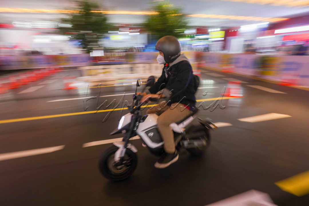Motor listrik saat ini sedang digandrungi oleh masyarakat Indonesia. Oleh karenanya, Indonesia International Motor Show (IIMS) 2023 turut memamerkan sejumlah merek sepeda motor listrik.&nbsp;&nbsp;