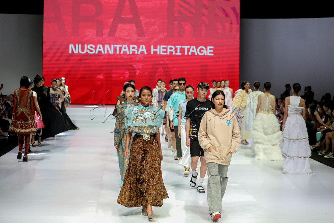 <br />
Model memperagakan busana dalam pertunjukan bertema Nusantara Heritage saat berlangsungnya Indonesia Fashion Week (IFW) 2023 di Jakarta Convention Center, Jakarta, Sabtu (25/2/2023).&nbsp;<br />
&nbsp;