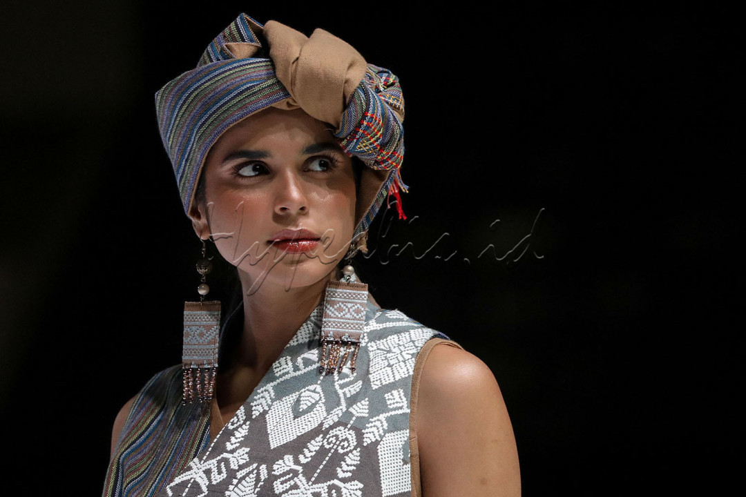 Entah itu dari jenis kain, warna, corak, hingga motif yang penuh filosofi selalu mengakar pada budaya warisan Nusantara.