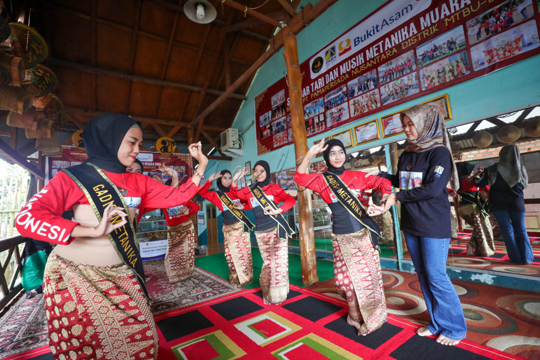 Sanggar Musik dan Tari Metanika berdiri sejak 2011 di Kabupaten Muara Enim, Sumatra Selatan. Hingga saat ini telah memiliki sekitar 100 penari, pemusik, dan MC.