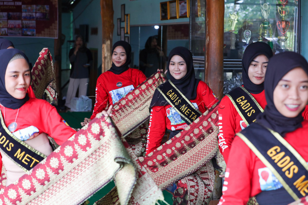 Selain rajin mengikuti berbagai kompetisi, Sanggar Metanika juga mempunyai program Goes to School sebagai wujud kepedulian untuk memperkenalkan seni dan menimbulkan kecintaan terhadap budaya di kalangan pelajar.