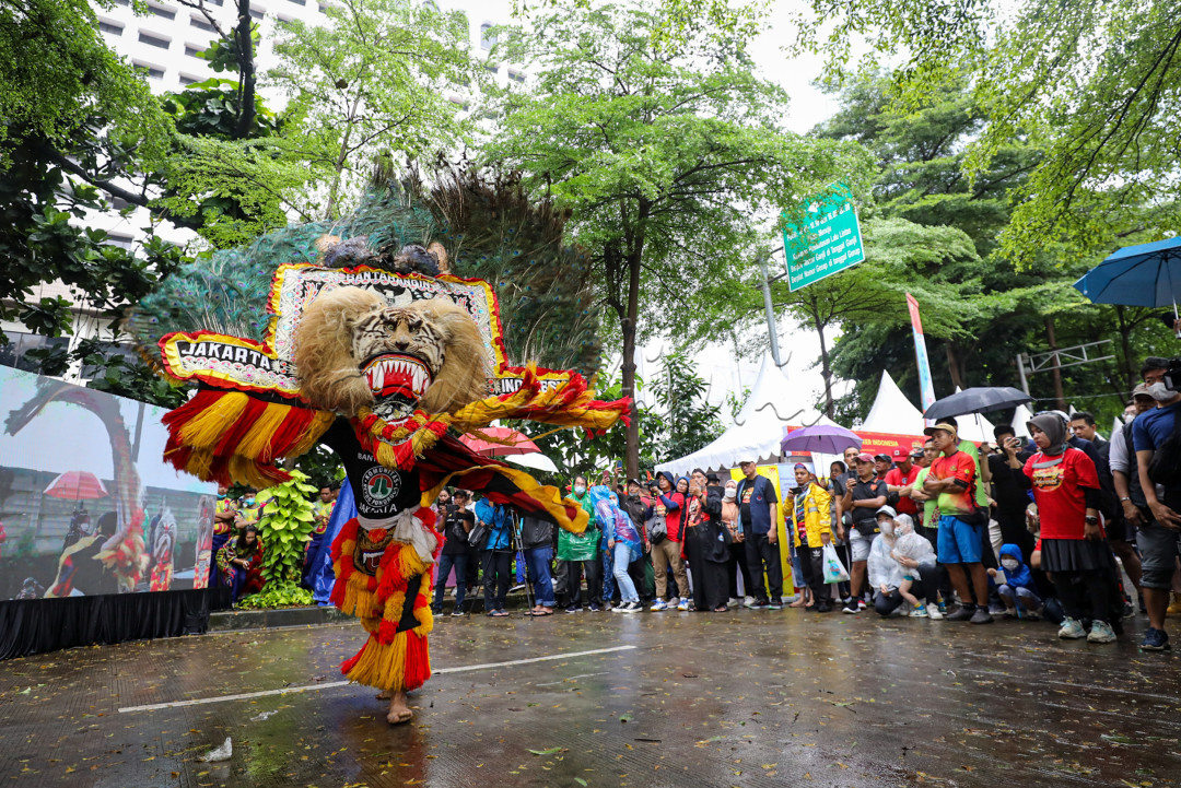 Liuk para penari Liong dan Reog berhasil menarik antusiasme masyarakat untuk sekedar menyaksikan maupun mengabadikan momen tersebut.