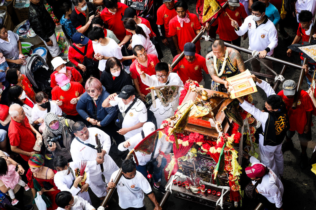 Cap Go Meh merupakan perayaan yang dilakukan pada hari ke-15 setelah Tahun Baru Imlek menurut penanggalan China. Masyarakat China biasanya akan berdoa dan menjalankan tradisi turun temurun yang diyakini membawa berkah sepanjang tahun. Yang menarik dan menjadi sorotan adalah tampilnya seorang tatung atau dukun yang muncul dalam perayaan tersebut.&nbsp;
