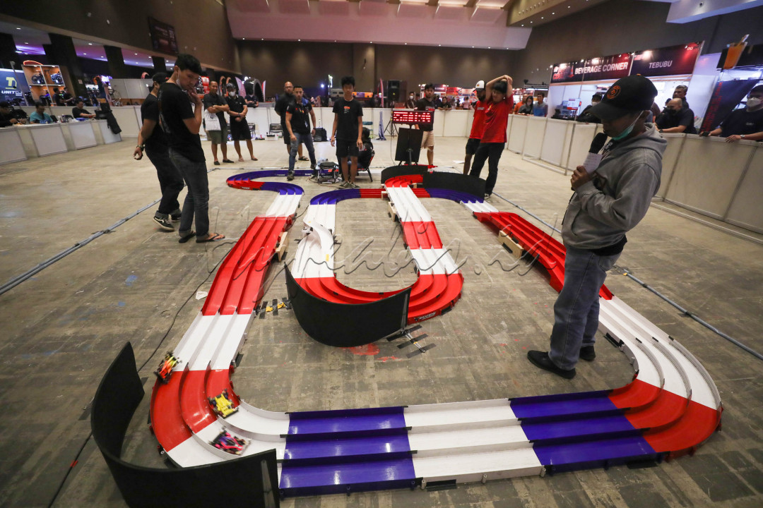 Menariknya, akhir-akhir ini permainan mobil Tamiya kembali ngetren. Bahkan penghobinya didominasi oleh orang dewasa.