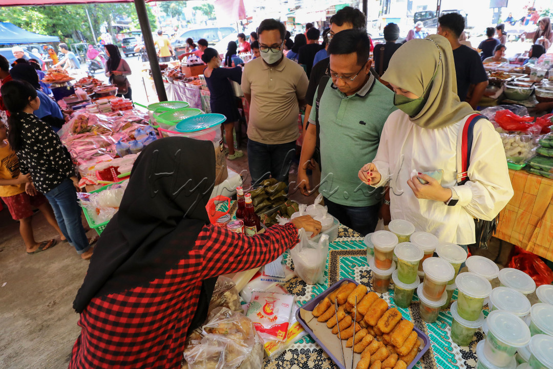 Pasar takjil Benhil buka selama bulan Ramadhan saja setiap tahunnya.&nbsp;<br />
&nbsp;