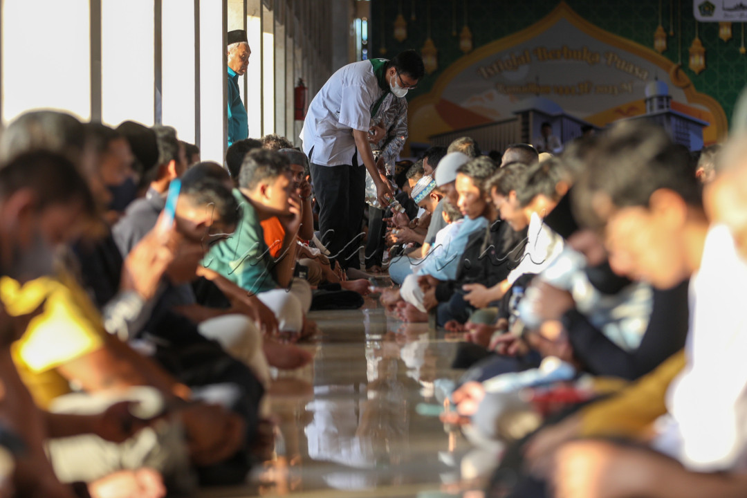 Bulan Ramadan merupakan bulan yang suci bagi umat Islam. Salah satu kebiasaan yang sering dilakukan selama bulan Ramadan yakni buka puasa bersama atau biasa masyarakat Indonesia menyebutnya dengan istilah bukber.&nbsp;