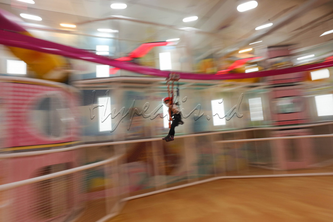 Wahana Playtopia ini menjadi yang terlengkap dengan aktivitas permainan mulai dari berbagai jenis perosotan, kolam bola dan kolam pasrir yang lebih luas, area gymnastics, permainan interaktif, trampoline, wall climbing, dan lainnya.&nbsp;