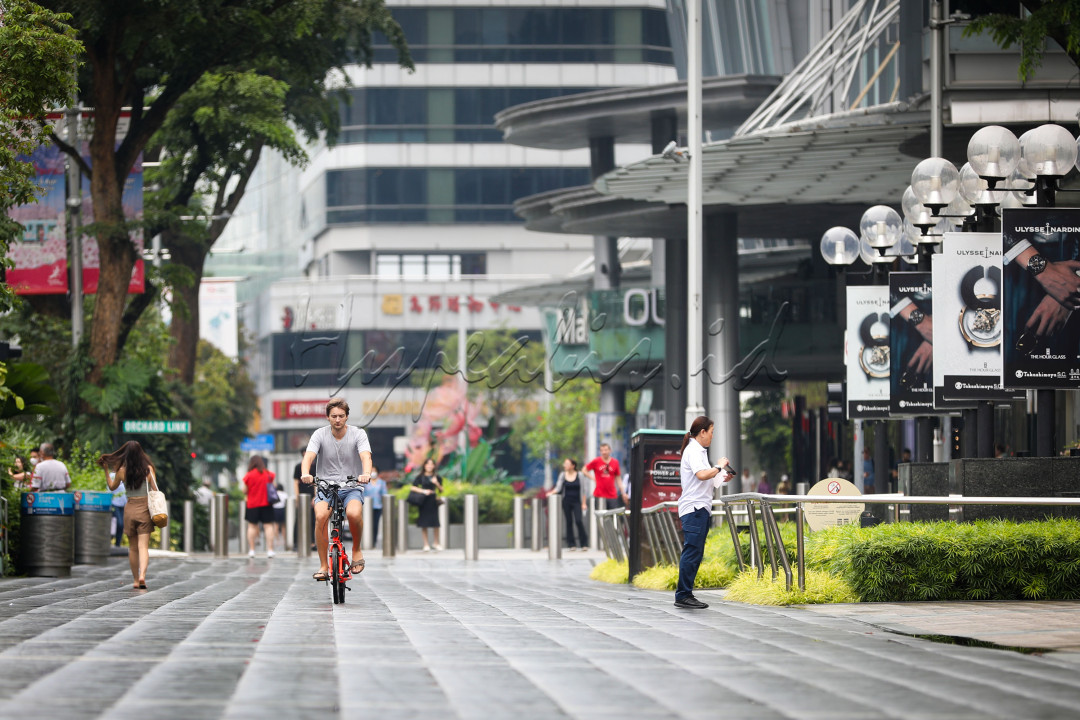 Untuk mengunjungi Orchard Road, ada berbagai opsi transportasi seperti menggunakan bus, Mass Rapid Transit (MRT), maupun taksi.