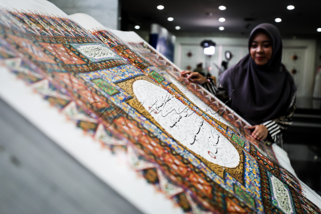 Lalu ada mushaf yang dinobatkan sebagai salah satu mushaf terbesar di Indonesia, mushaf ini berukuran halaman 150 x 200 cm, dengan berat 300 kg. Menurut keterangan dari panitia pameran, mushaf ditulis oleh dua orang santri dari Pondok Pesantren Al-Asy'ariyah Wonosobo selama kurang lebih 1 tahun, sehingga mushaf ini disebut pula dengan Mushaf Wonosobo.&nbsp;