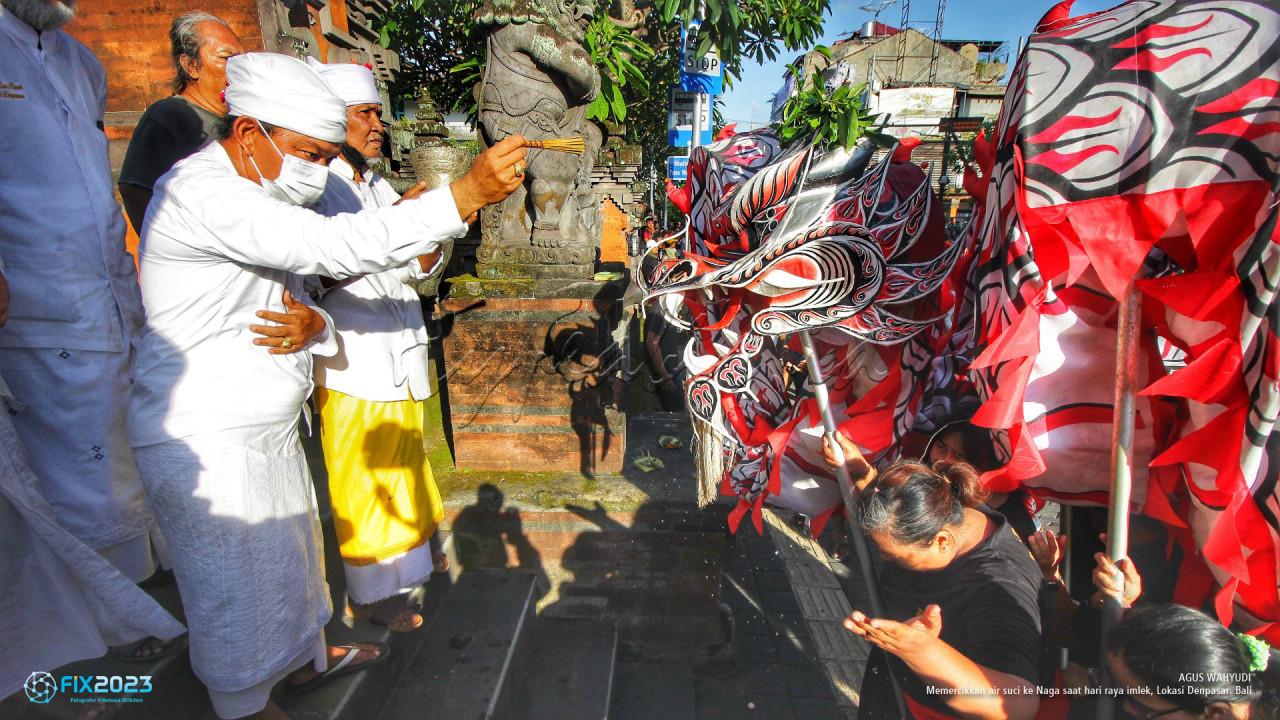 Moment saat imlek dimana naga atau lion meminta restu dan dipercikkan air suci oleh pemangku adat. Dimana tradisi ini sudah turun temurun dari dulu ikatan antara umat beragama Hindu dan Tionghoa.&nbsp;