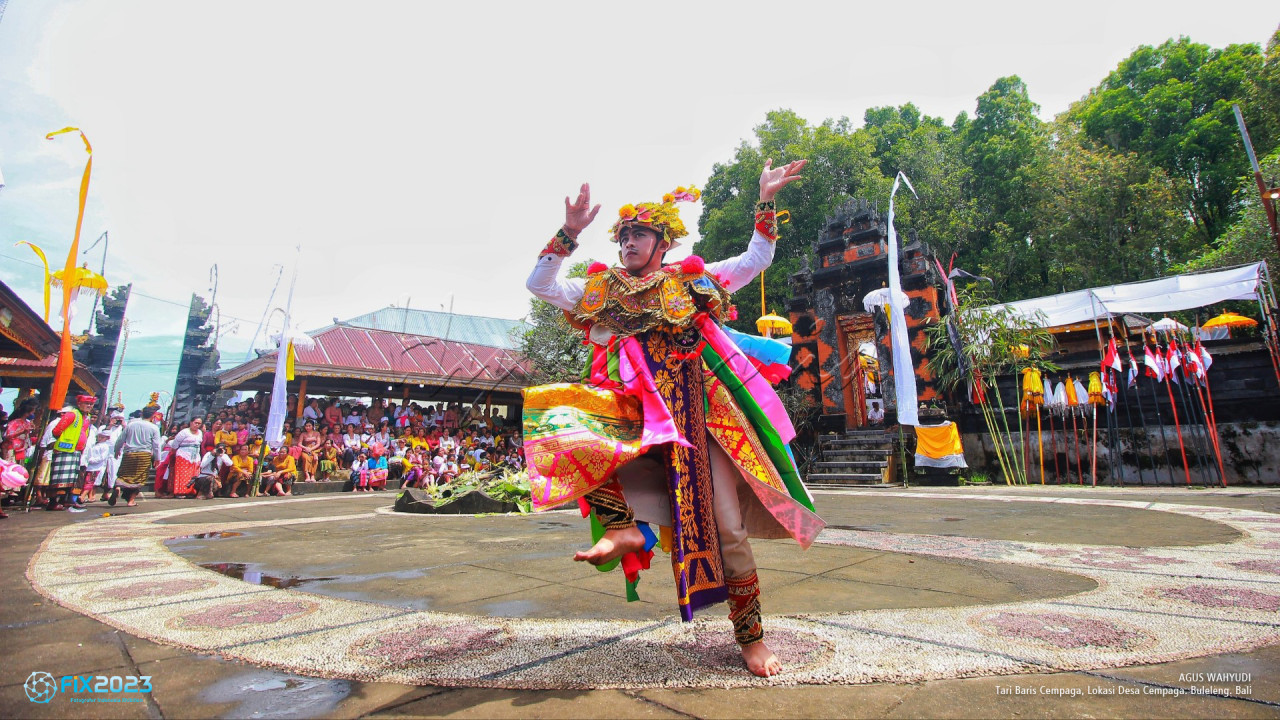 Tari baris adalah tarian sakral desa cempaga yang ditarikan oleh laki-laki yang sudah dewasa dan merupakan jenis tarian perang tradisioal desa cempaga yang diiringi dengan gambelan. Tarian ini menggambarkan seorang pemuda yang gagah berani dengan sifat keprajuritan dan kepahlawanan.&nbsp;
