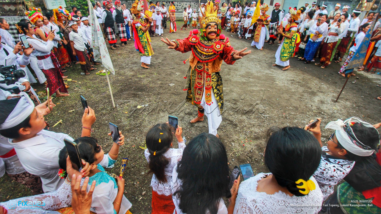 Dalam upacara adat selalu ada tari topeng,moment ini menjadi pusat perhatian anak-anak dan warga untuk mengabadikan.&nbsp;