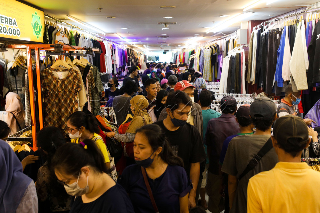 Membeli pakaian bekas impor atau&nbsp;thrifting&nbsp;tengah digemari masyarakat di Indonesia dan menjadi fenomena baru. Thrifting berasal dari kata thrift yang artinya barang bekas impor. Kondisi barang ini biasanya seperti baru, namun terdapat cacat di beberapa titik sehingga harganya menjadi miring.&nbsp;