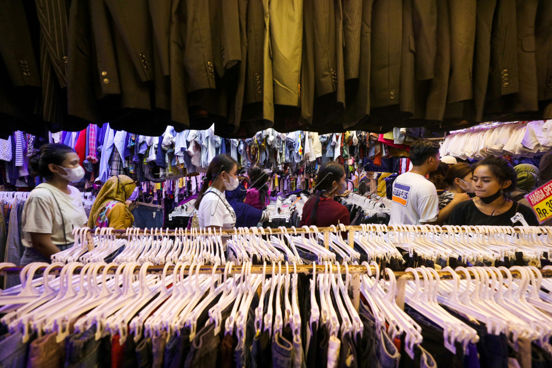 Thrifting membudaya dan digemari oleh segala lapisan masyarakat di Indonesia karena berbagai faktor, seperti harga yang lebih murah dengan kualitas yang lebih baik serta label impor yang disematkan. Hal ini membuat masyarakat dari kalangan ekonomi rendah lebih memilih untuk membeli pakaian bekas hingga seiring berjalannya waktu kebiasaan tersebut menjadi tren yang juga dilakukan oleh kalangan menengah.