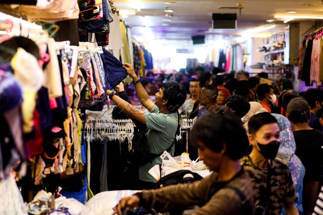 Kendati demikian, fenomena thrifting sudah mulai memudar lantaran kebijakan impor pakaian bekas yang dilarang pemerintah karena dapat mengganggu industri tekstil di Tanah Air.