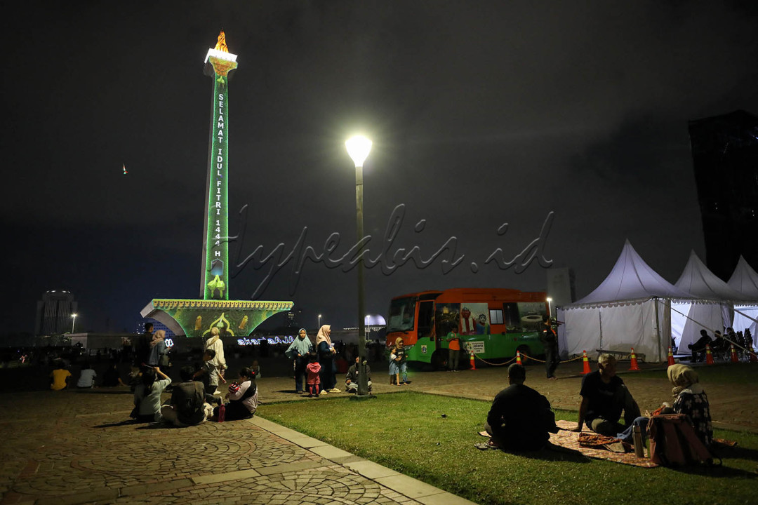Video mapping Monas terlihat bernuansa Idul Fitri 1444 H dengan gambar warna-warni bertema lebaran.<br />
&nbsp;