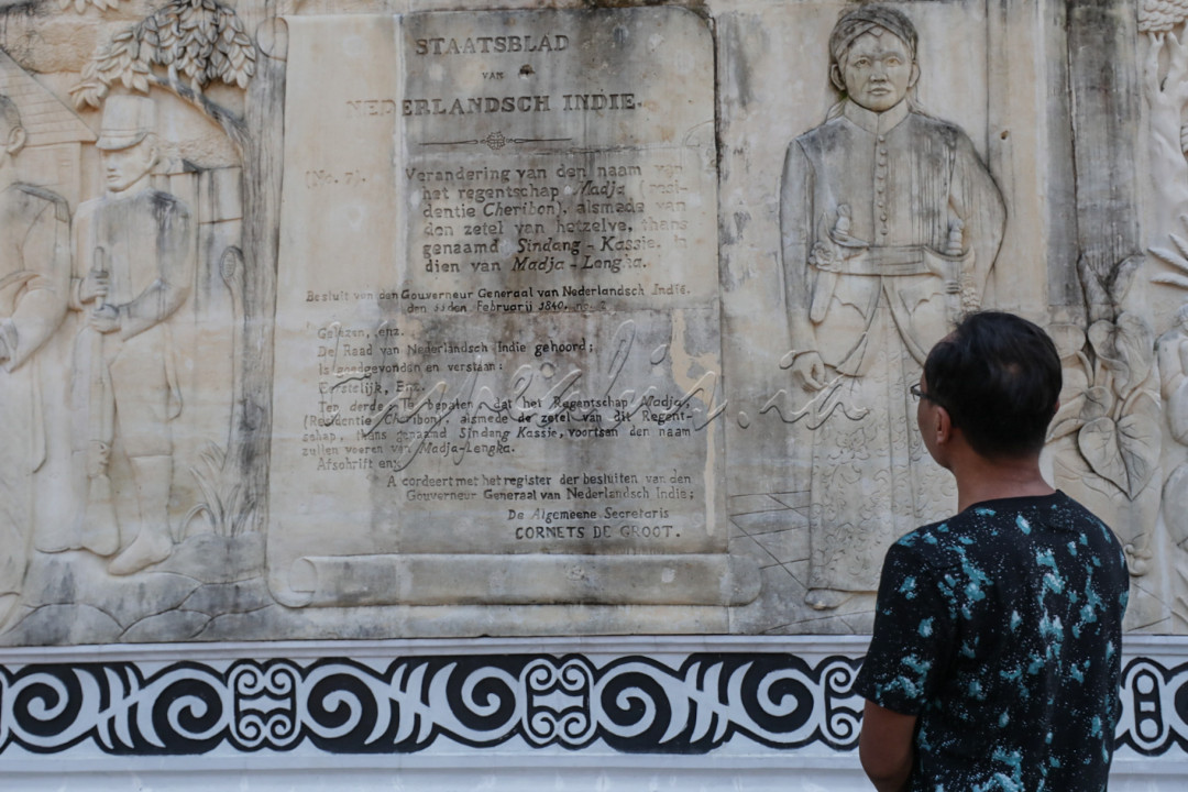 Relief tersebut dipahat oleh seniman asal Majalengka dan Jepara. Selain itu di taman ini pengunjung juga bisa melihat informasi tenang pimpinan Majalengka dari masa ke masa.