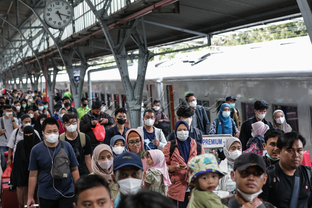 Penumpang kereta api tiba di Stasiun Pasar Senen, Jakarta.&nbsp;