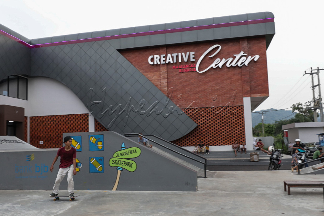 Warga beraktivitas di Creative Center Majalengka, Jawa Barat.