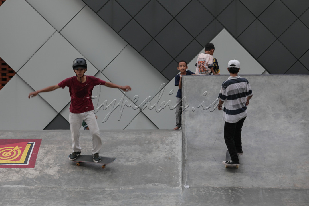 Gedung Creative Center merupakan wadah bagi anak muda untuk berkreativitas dan berkreasi, yang juga dilengkapi fasilitas seperti skate park dan lapangan basket.