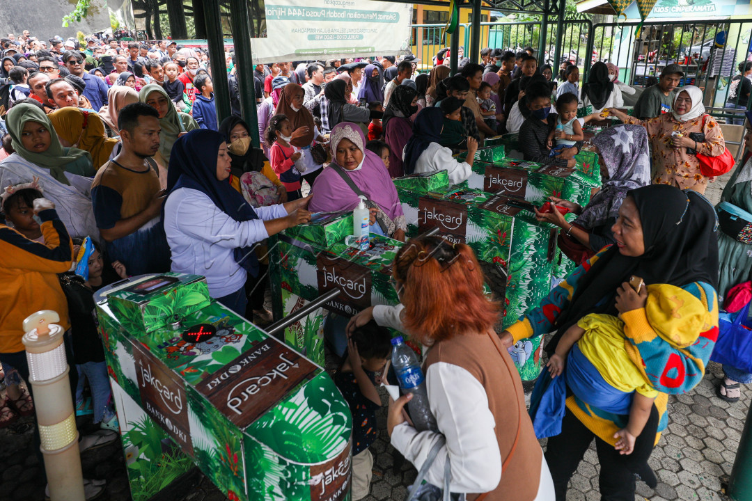 Saat libur panjang seperti libur Lebaran dan Tahun Baru, pengunjung berbondong &ndash; bondong memasuki kawasan Ragunan untuk menikmati waktu libur bersama keluarga.