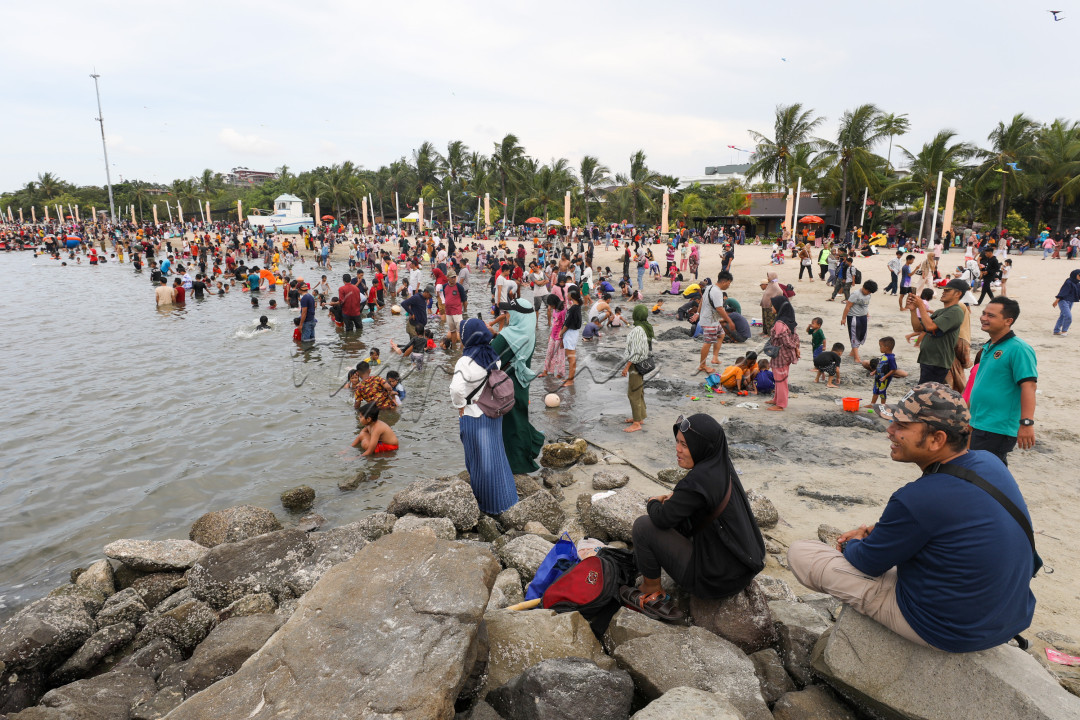Sepanjang pantai, Beach Pool dan Pantai Karnaval merupakan salah satu pantai yang paling ramai dipadati wisatawan. Menariknya kawasan ini memiliki garis pantai yang pendek dan jauh dari laut lepas sehingga area ini aman untuk dikunjungi anak &ndash; anak hingga orang dewasa.<br />
&nbsp;