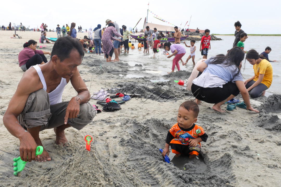 Dengan luas pantai seluas 6,5 kilometer, pengunjung bisa berjalan-jalan menyusuri pantai dan menikmati suasana yang menyejukkan. Memandang laut dan menghirup aroma pantai yang begitu khas rasanya sudah cukup untuk menetralisir kepenatan di dalam pikiran.<br />
&nbsp;
