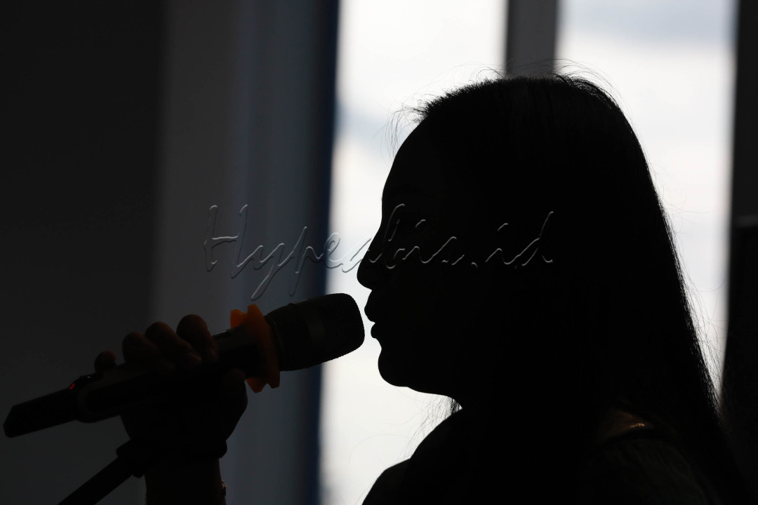 Dalam acara ini, grup duo yang juga pasangan suami istri tersebut membawakan lagu promo Menemukanmu, Serius Tapi Santai, dan lagu cover lainnya.&nbsp;