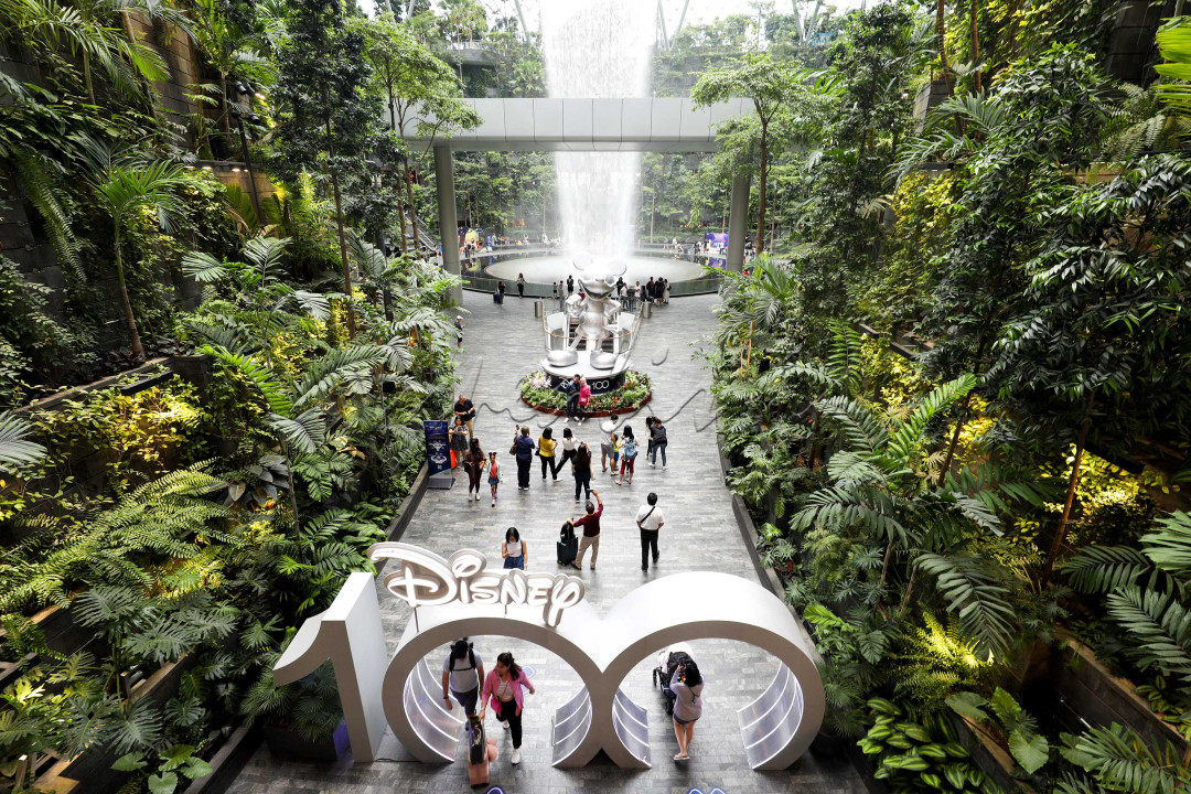 Singapura yang juga dikenal sebagai negeri 1001 larangan memiliki banyak magnet hiburan untuk dinikmati wisatawan saat berkunjung. Salah satunya menyaksikan keindahan air terjun indoor tertinggi di dunia bernama Rain Vortex. Atraksi air terjun tersebut bisa dinikmati di dalam Jewel Bandara Changi dengan ketinggian 40 meter yang dikelilingi taman cantik.