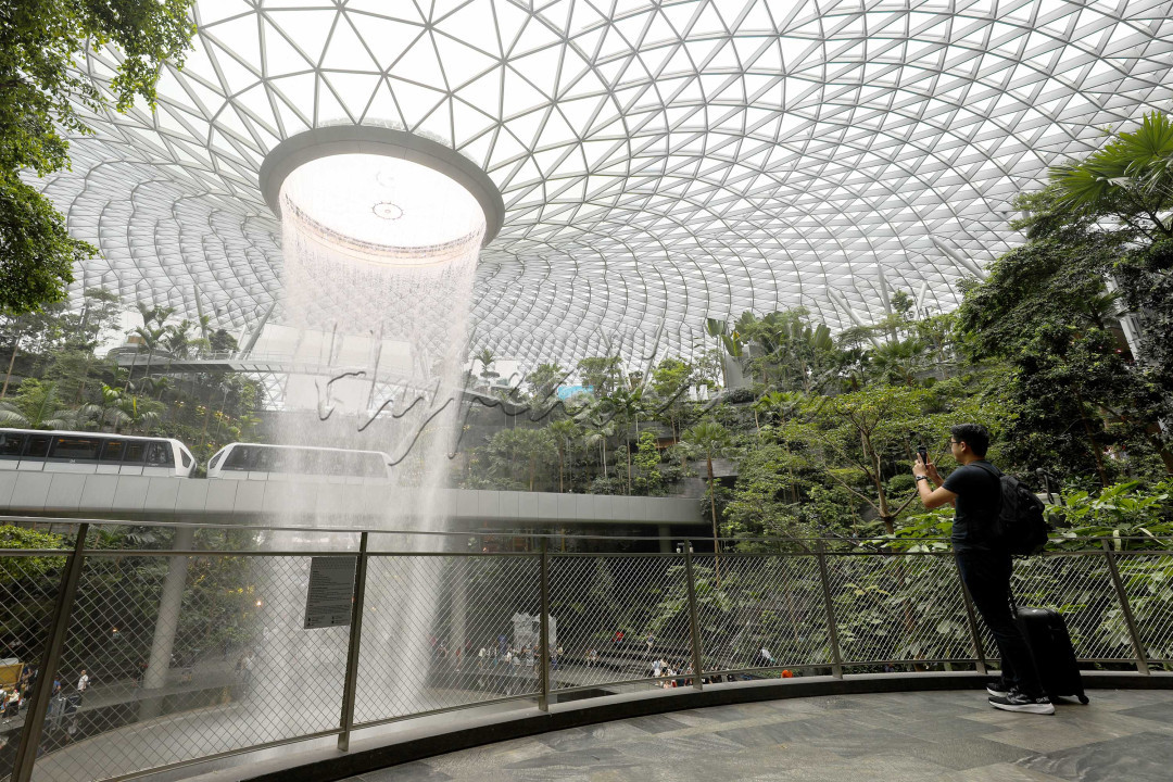 Panorama air terjun indoor yang dibuka pada 2019 tersebut semakin tampak indah karena dikelilingi oleh taman dan hutan buatan yang menyegarkan mata.