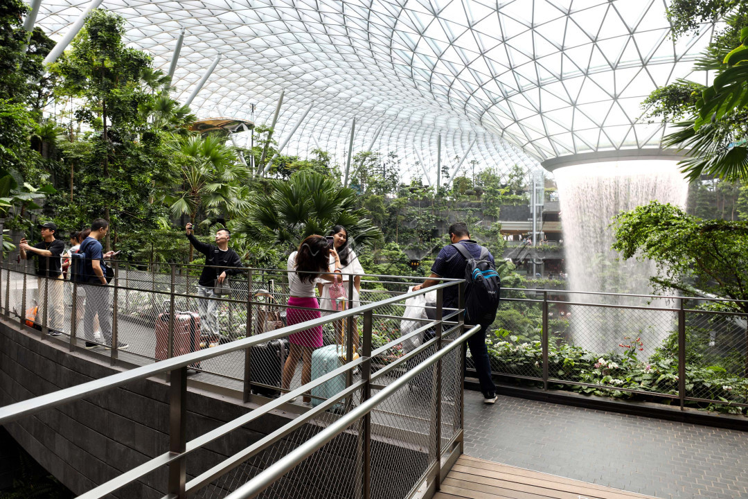 Wisatawan pun bisa mengagumi keindahan air terjun Rain Vortex dari berbagai sudut pandang ketinggian. Di mana setiap lantai Jewel Bandara Changi yang dijelajahi wisatawan menawarkan pemandangan yang berbeda.