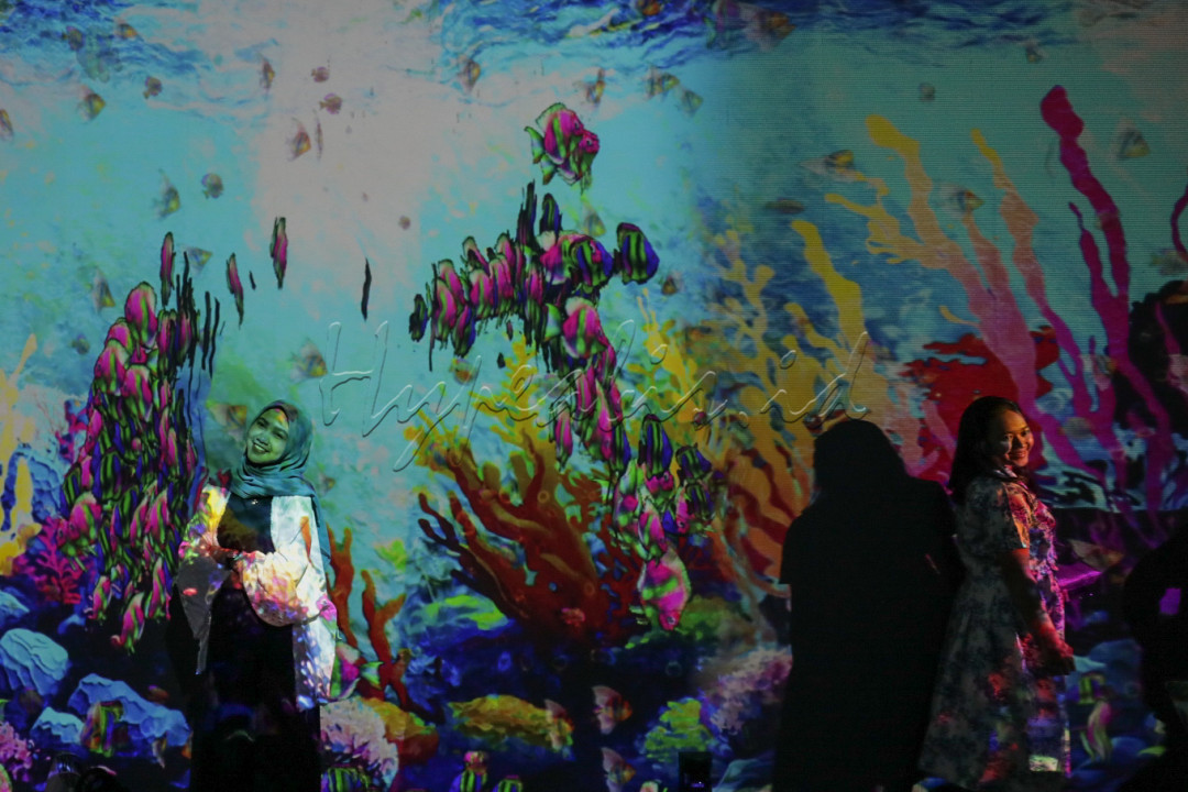 Pengunjung berfoto di instalasi seni The Little Mermaid di Plaza Senayan, Jakarta. Menyambut perilisan film The Little Mermaid, Disney Indonesia menggelar pameran dan instalasi seni yang memberikan pengalaman bawah laut bagi para pengunjung yang datang.