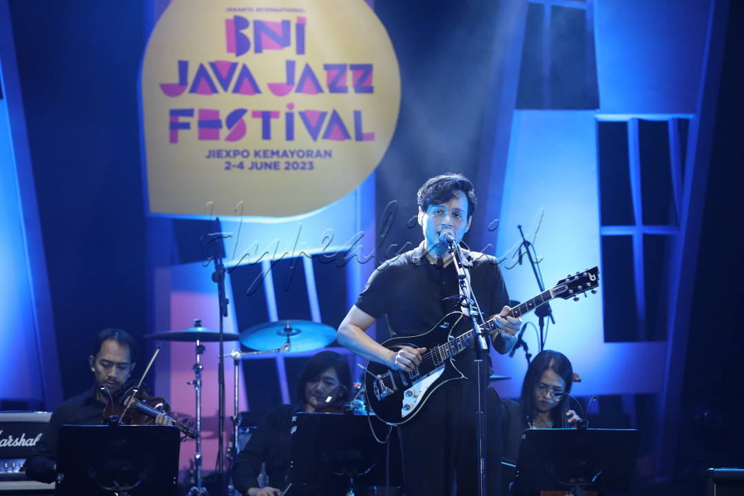 <br />
Penampilan Penyanyi Rendy Pandugo saat berlangsungnya BNI Java Jazz Festival 2023 di JIExpo Kemayoran, Jakarta, Jumat&nbsp; (2/6/2023).<br />
<!--/data/user/0/com.samsung.android.app.notes/files/clipdata/clipdata_bodytext_230603_025509_200.sdocx-->