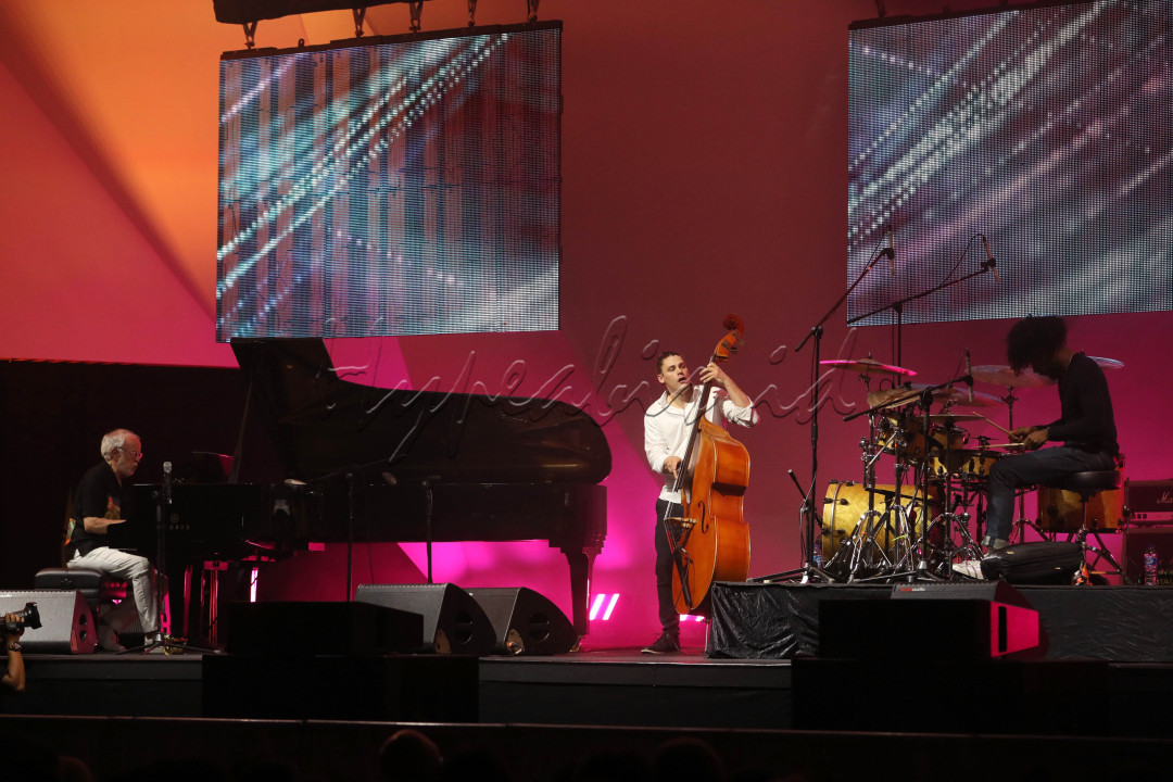 dapun tiga musisi yang &nbsp;tergabung dalam Bob James Trio membuka ritual jazz dengan salah satu lagu andalan yakni&nbsp;Avalabob. Alunan piano yang berdenting perlahan ditingkahi gebukan drum&nbsp;fusion&nbsp;yang menghentak, cukup membuat penonton terlena dan sesekali bertepuk tangan saat musik mengalun ritmis.