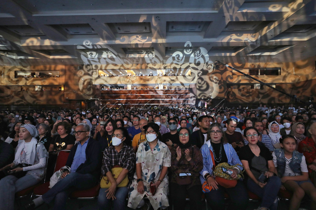 <br />
Sejumlah lagu seperti Call On Me, Beginnings, dan Saturday In The Park dibawakan mereka untuk menghibur penonton yang hadir pada malam itu.