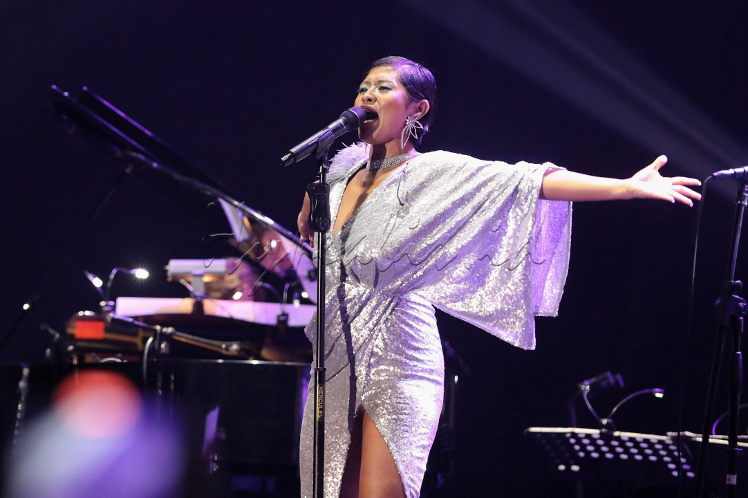 Dira with Ron King Band membawakan sejumlah lagu seperti i'll never fall in love again, Walk on by.&nbsp;<br />
&nbsp;