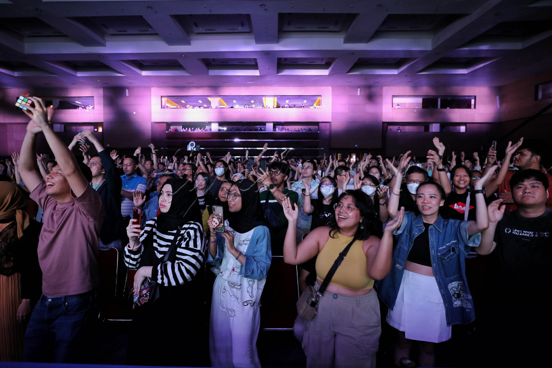 Dalam penampilannya Max membawakan sejumlah lagu hitsnya seperti It&rsquo;s You, Butterflies, dan Light Down Low.