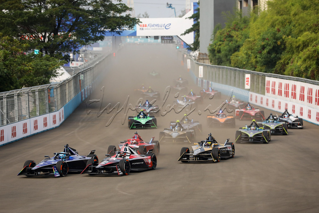 Dengingan mesin listrik dari mobil balap silih berganti terdengar di setiap sudut Sirkuit Internasional Ancol, Jakarta, saat berlangsungnya Formula E Jakarta 2023.